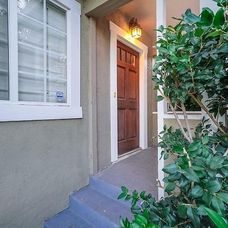 Stylish 2 Bed & 2 Bath At The Heart Of Hollywood With Free Parking - One Car Only Lägenhet Los Angeles Exteriör bild