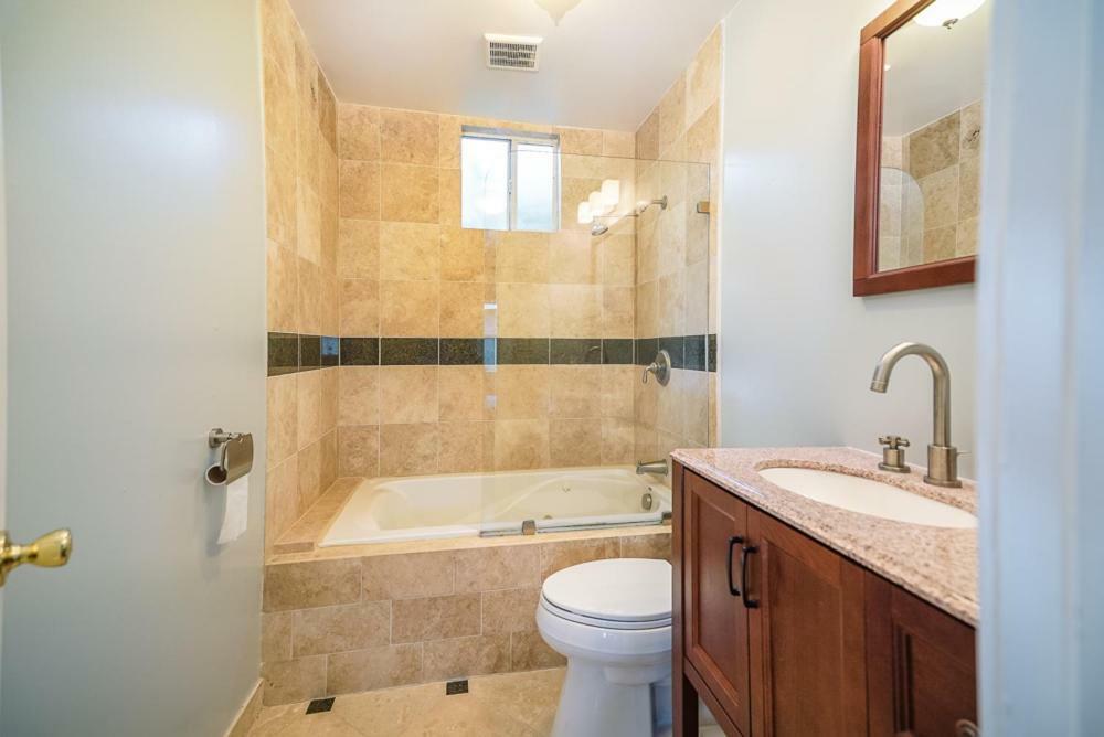 Stylish 2 Bed & 2 Bath At The Heart Of Hollywood With Free Parking - One Car Only Lägenhet Los Angeles Exteriör bild